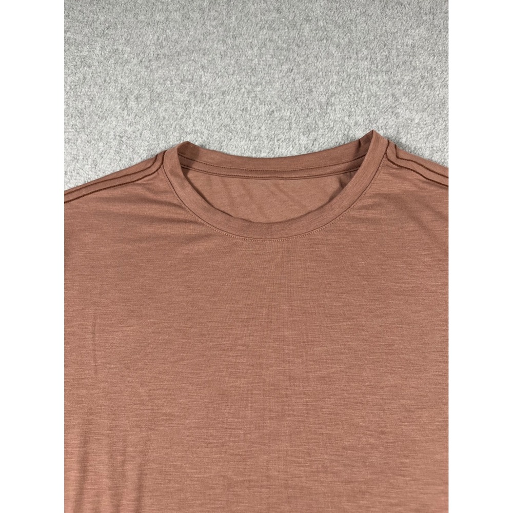 Vuori Mens Strato Tech Tee Size Large Performance Mahogany Mauve Brown Gym Shirt - Picture 6 of 6